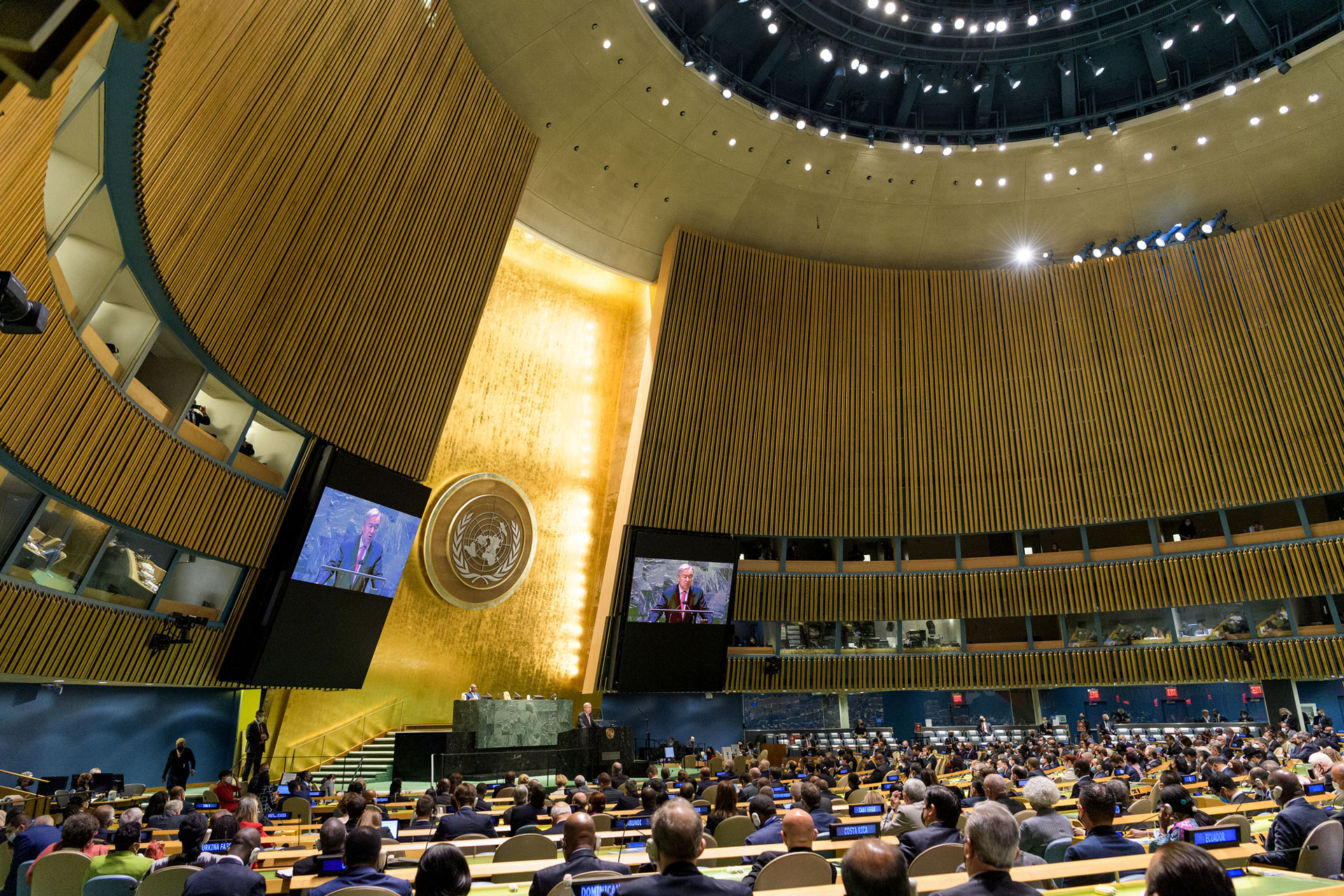 <p><sub>A wide view of the General Assembly Hall as Secretary-General António Guterres (at podium and on screens) addresses the general debate of the General Assembly’s seventy-sixth session.</sub></p> <p><sub>A wide view of the General Assembly Hall as Secretary-General António Guterres (at podium and on screens) addresses the general debate of the General Assembly’s seventy-sixth session.</sub></p>